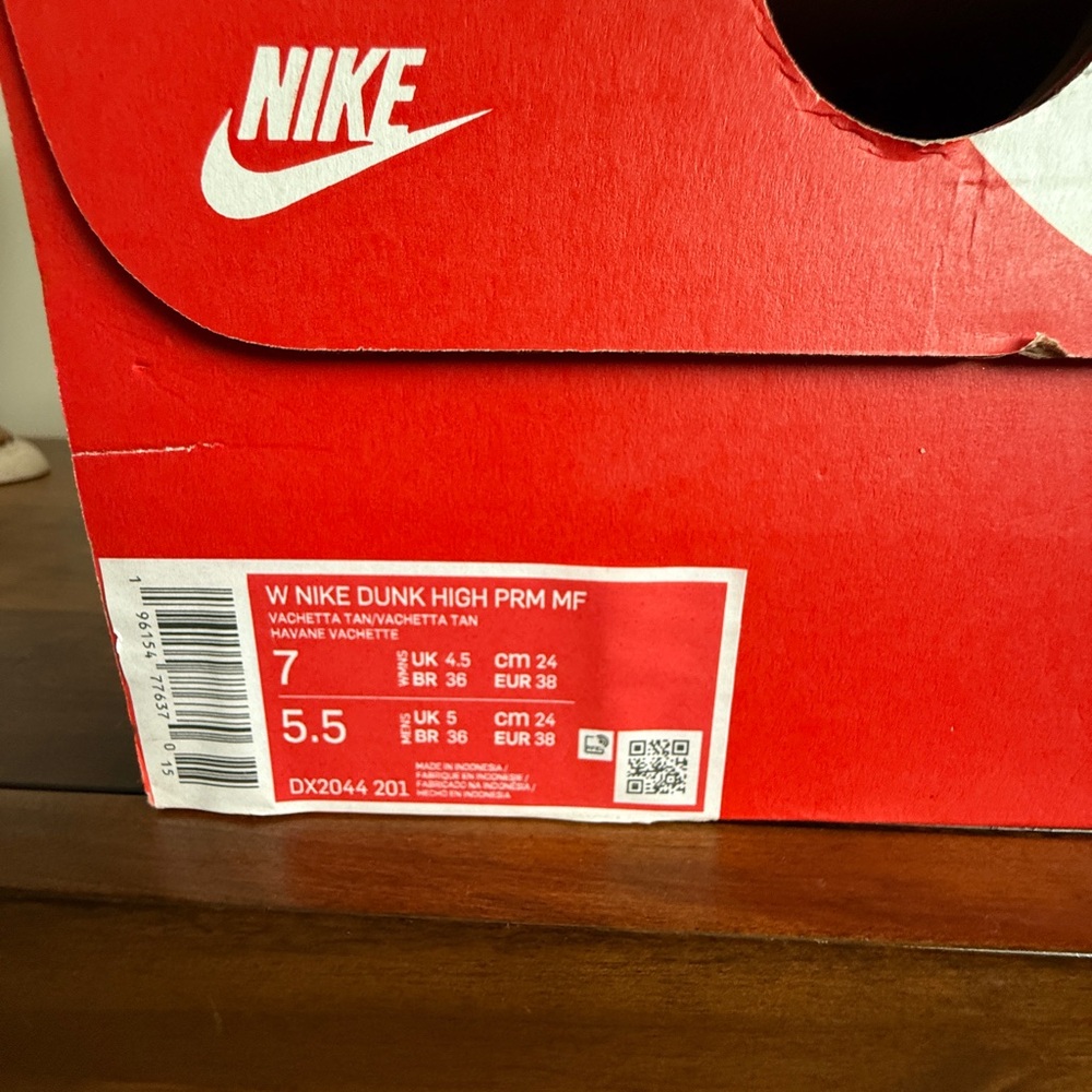 Nike High-Top Dunks - Picture 6 of 6
